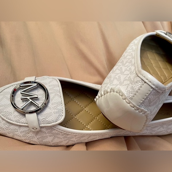 Michael Kors Size 10 white flats - Picture 2 of 2